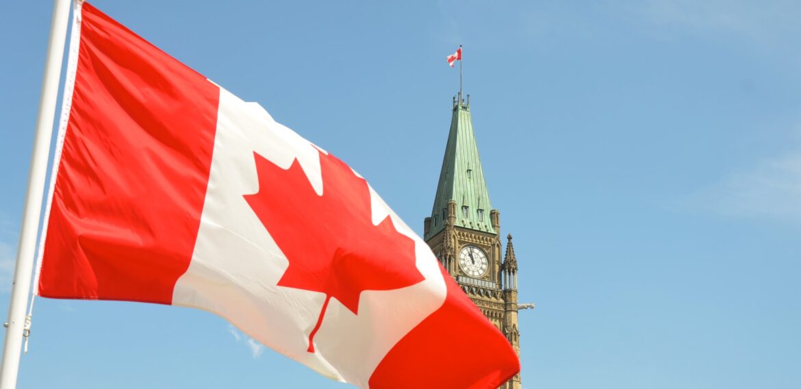 Canada vrea să renunțe treptat la plasticul de unică folosință și se pregătește să interzică mai multe tipuri de pungi și de paie
