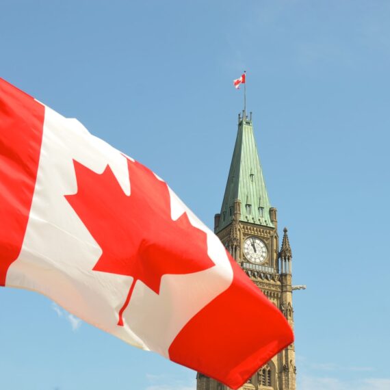 Canada vrea să renunțe treptat la plasticul de unică folosință și se pregătește să interzică mai multe tipuri de pungi și de paie
