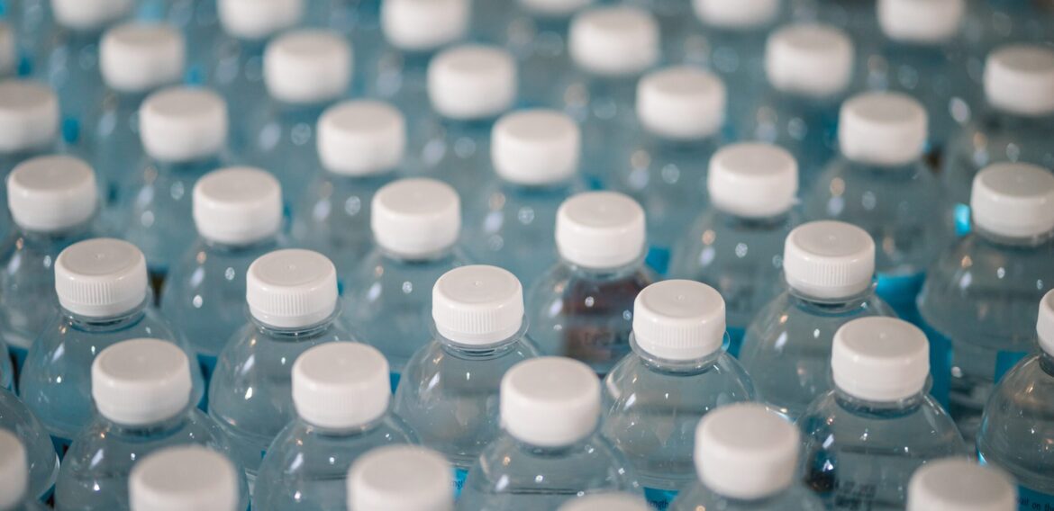 Producătorii de băuturi și comercianții implicați în RetuRO lansează un avertisment cu privire la modificările pregătite pentru sistemul de garanție-returnare