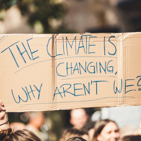 Propaganda online amestecă nevoia urgentă de politici climatice cu cele mai controversate subiecte de pe agenda publică, cu scopul de a întârzia schimbarea