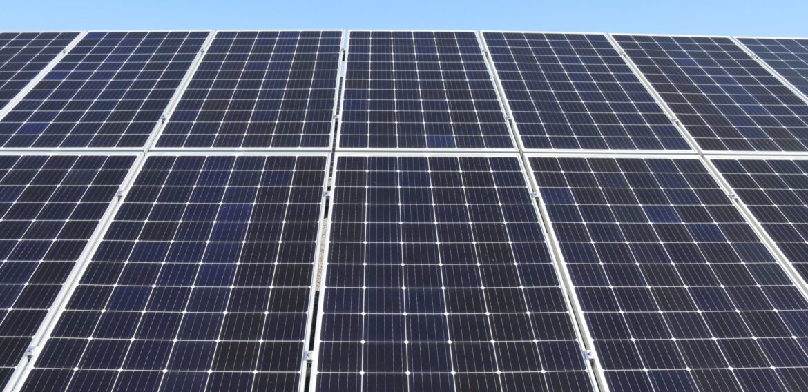 Compania Simtel instalează centrale fotovoltaice la 18 locații ale grupului agroalimentar Carmistin