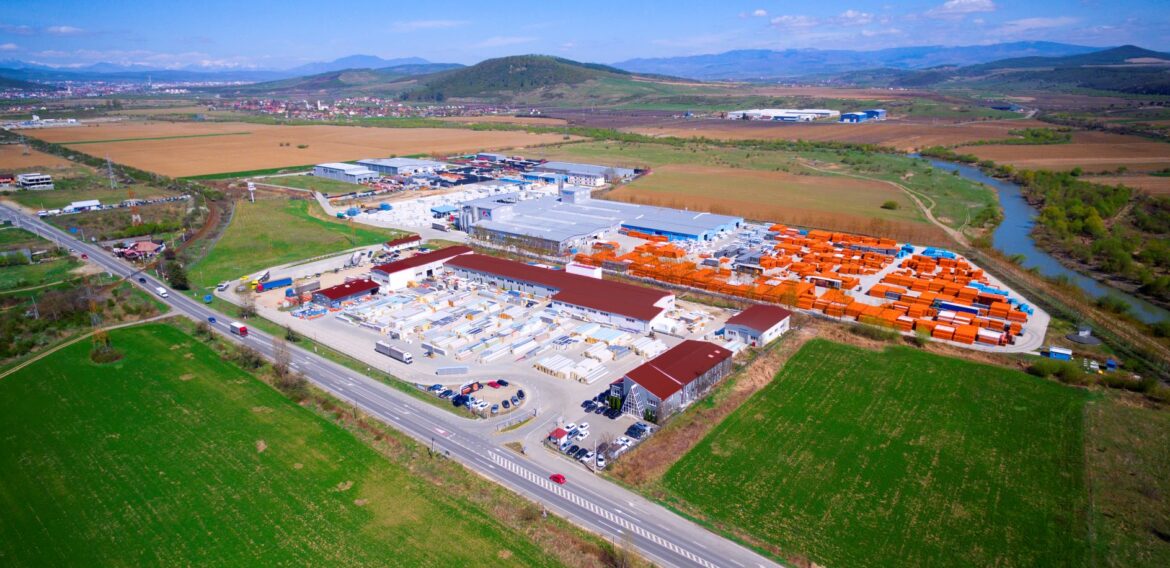 Grupul TeraPlast vrea bani din PNRR pentru a dezvolta o centrală fotovoltaică de 4,5 MW dedicată autoconsumului