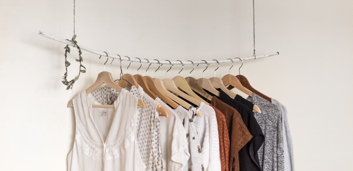 Marile branduri din industria de fashion renunță temporar la utilizarea unui cunoscut indice de sustenabilitate, pe fondul unor acuzații de greenwashing
