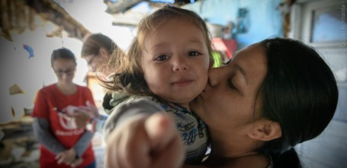 Salvati Copiii: Unul din doi copii români e supus unei forme de abuz, 41,5% dintre copii se află în risc de sărăcie sau excluziune socială, cea mai mare rată din UE