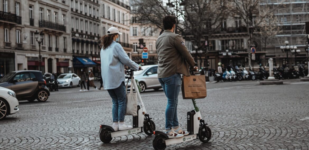 Ce caută românii în micromobilitate: Cerearea pentru trotinete și trotinete electrice a crescut cu 32% în luna mai, iar cea pentru biciclete și biciclete electrice cu 14%