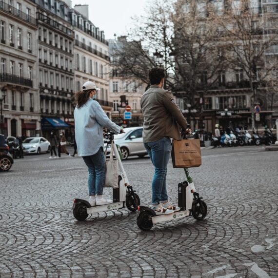Ce caută românii în micromobilitate: Cerearea pentru trotinete și trotinete electrice a crescut cu 32% în luna mai, iar cea pentru biciclete și biciclete electrice cu 14%
