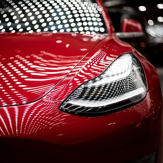 Tesla nu încearcă să se lupte cu producătorii auto tradiționali pentru segmentul low-end al pieței vehiculelor electrice