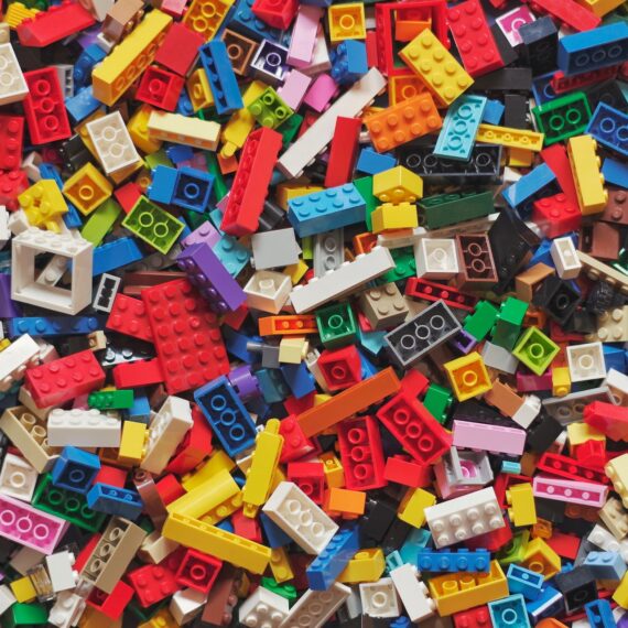 Sustenabilitatea jucăriilor: LEGO investește 1 miliard de dolari pentru a construi în SUA o facilitate de producție cu amprentă de carbon neutră