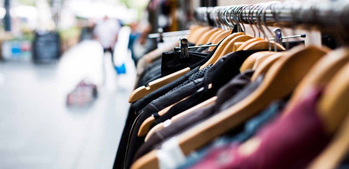 H&M și Decathlon vor elimina eticheta de sustenabilitate atașată unor produse, după o investigație a autorităților de reglementare