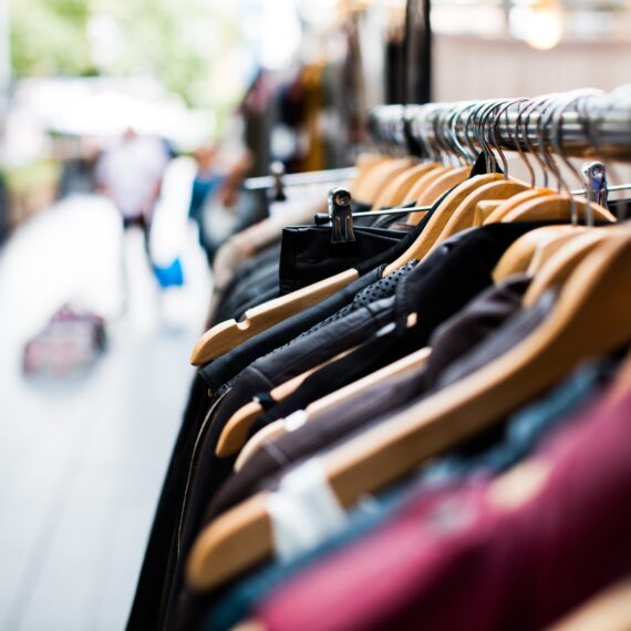 H&M și Decathlon vor elimina eticheta de sustenabilitate atașată unor produse, după o investigație a autorităților de reglementare