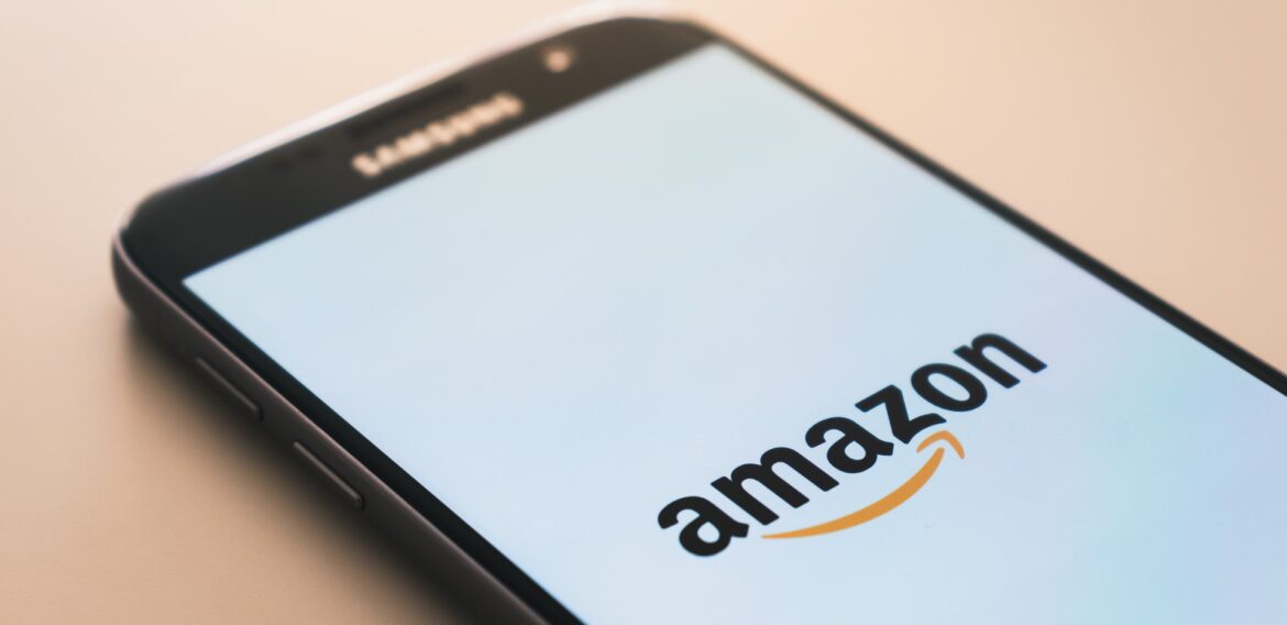 Retailerul Amazon începe să își electrifice flota de livrări în mai multe state din SUA