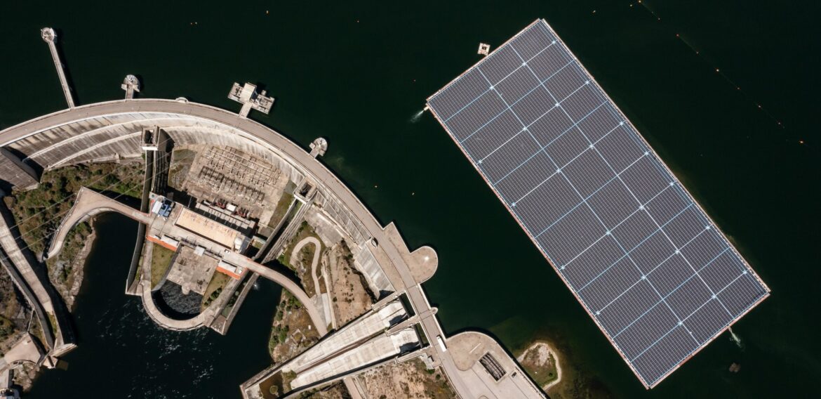 Spaniolii de la EDP Renewables încep producția de energie în cel mai mare parc solar plutitor din Europa, situat în Portugalia