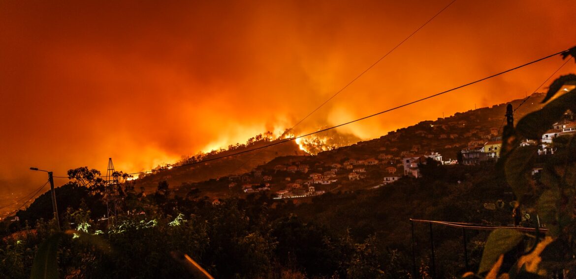 Mii de oameni au fost evacuați din casele lor în Europa de Vest din cauza incendiilor de vegetație