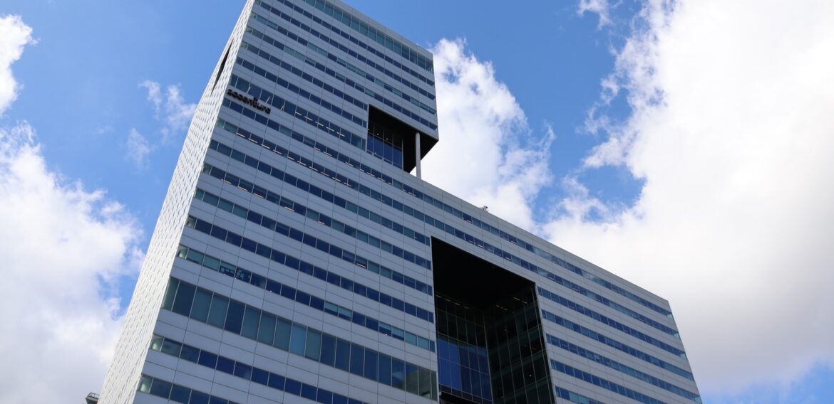 Compania multinațională Accenture investește într-o platformă care măsoară alinierea la criteriile ESG