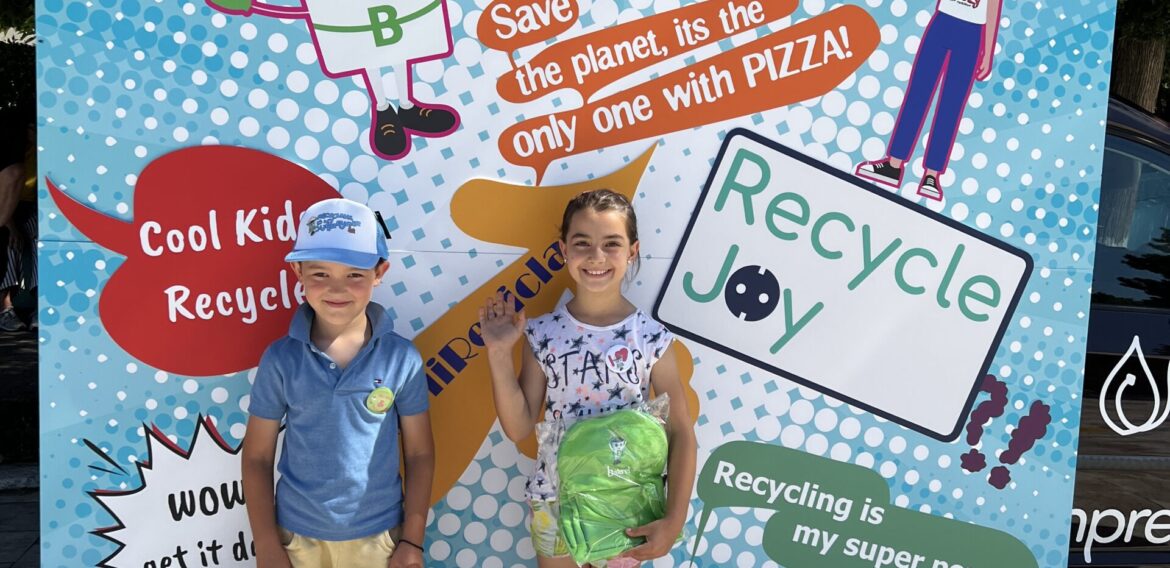 Românii scapă de electrocasnicele vechi, iar copiii lor se joacă de-a reciclarea în campania „România Reciclează”