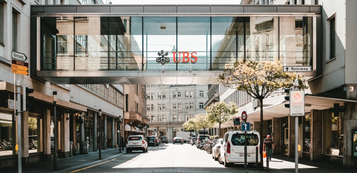 Banca UBS a semnat un parteneriat cu mai multe startup-uri tech prin care vrea să elimine aproape 40.000 de tone de dioxid de carbon din atmosferă