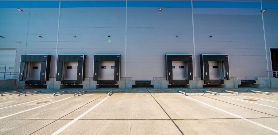 Dezvoltatorul de parcuri logistice Element Industrial semnează un parteneriat prin care slovacii de la TESLA vor produce energie fotovoltaică pe acoperișurile clădirilor sale