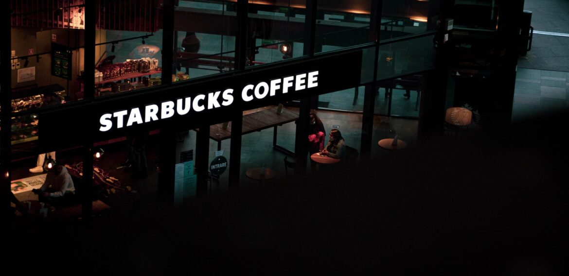 Un sindicat care reprezintă angajați ai Starbucks acuză compania că închide locații pentru a se răzbuna pe muncitorii care vor să se sindicalizeze