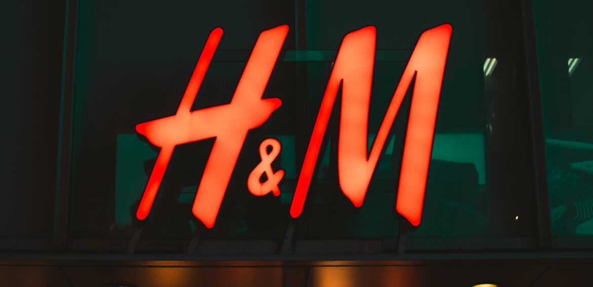 Compania H&M a fost dată în judecată pentru marketing înșelător privind sustenabilitatea articolelor de îmbrăcăminte