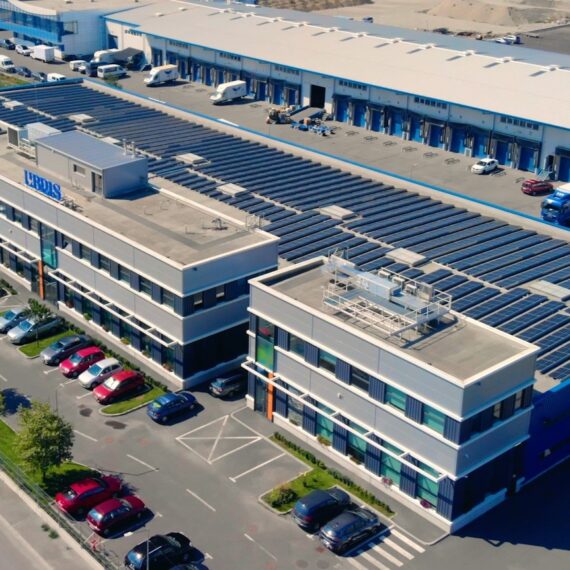 Librăria online Libris devine independent energetic după o investiție de 300.000 de euro în panouri fotovoltaice