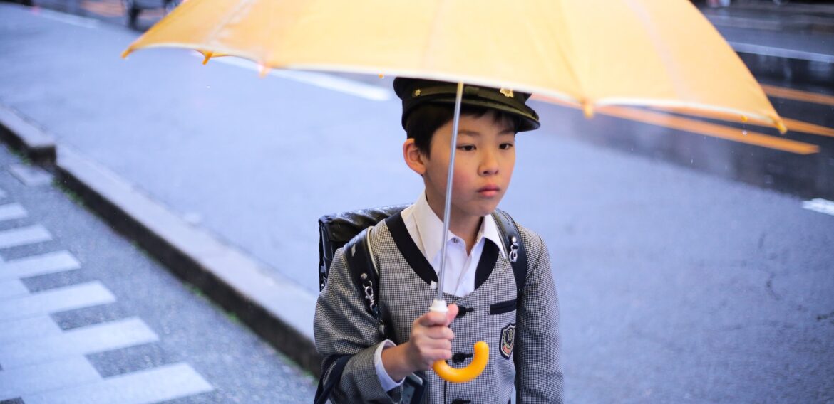 Un oraș din Japonia începe să distribuie umbrele copiilor pentru a se proteja de soare