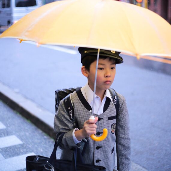 Un oraș din Japonia începe să distribuie umbrele copiilor pentru a se proteja de soare