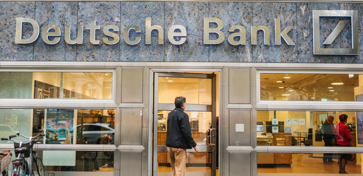 Deutsche Bank vrea să reducă finanțarea producției de petrol și gaze cu 23% până în 2030