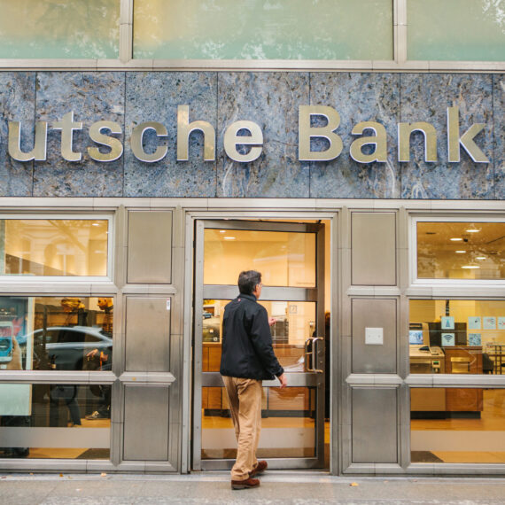 Deutsche Bank vrea să reducă finanțarea producției de petrol și gaze cu 23% până în 2030