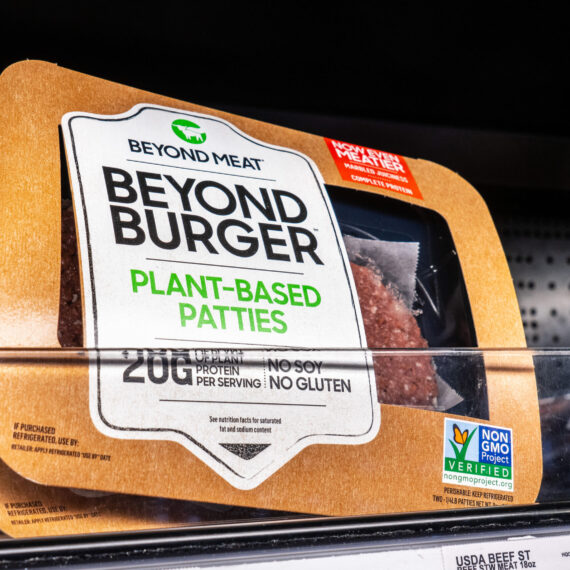 Piața proteinelor din surse alternative suferă din cauza inflației. Producătorul Beyond Meat renunță la o parte din angajați