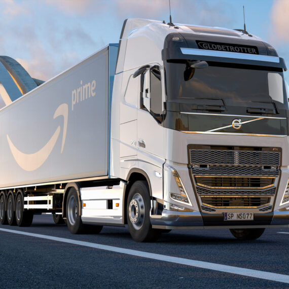 Amazon comandă camioane electrice de mare tonaj de la Volvo într-un pas mic spre decarbonizarea flotei