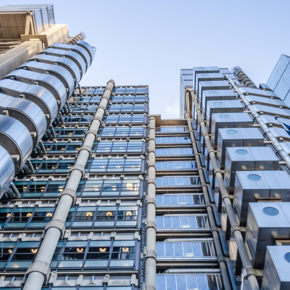 Lloyds Bank devine prima bancă din Marea Britanie care nu va mai finanța proiecte noi în sectorul de oil&gas
