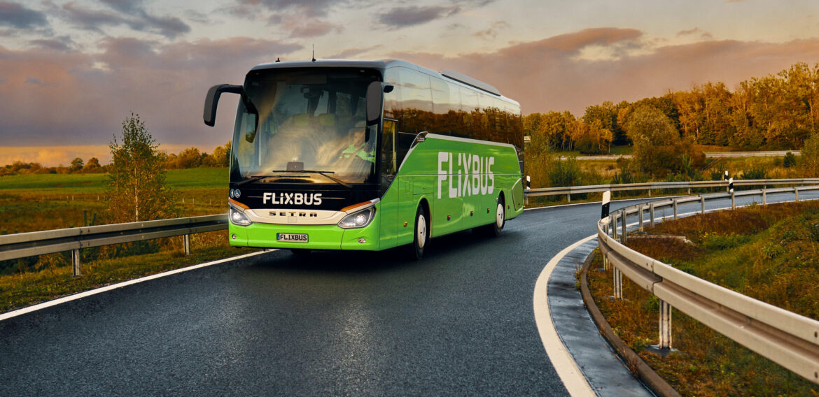 Flix raportează rezultate record pentru sezonul de vară 2022: În România, tot mai mulți călători optează pentru autocar pentru destinațiile internaționale