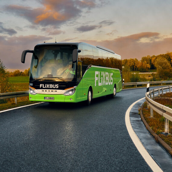 Flix raportează rezultate record pentru sezonul de vară 2022: În România, tot mai mulți călători optează pentru autocar pentru destinațiile internaționale