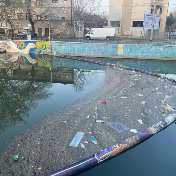 În București a fost instalată prima barieră plutitoare  menită să oprească deșeurile de pe râul Dâmbovița