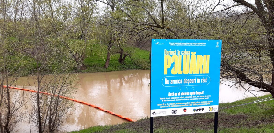Asociația MaiMultVerde a instalat a șaptea barieră plutitoare pe râul Jijia, în județul Iași