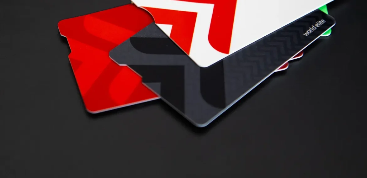 UniCredit, înlocuiește tot portofoliul de carduri. Este prima bancă ce adoptă cardurile cu funcții destinate persoanelor nevăzătoare