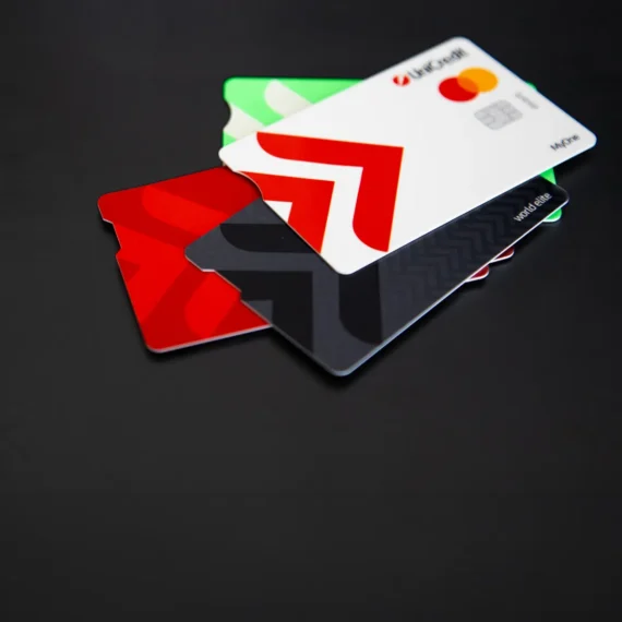 UniCredit, înlocuiește tot portofoliul de carduri. Este prima bancă ce adoptă cardurile cu funcții destinate persoanelor nevăzătoare