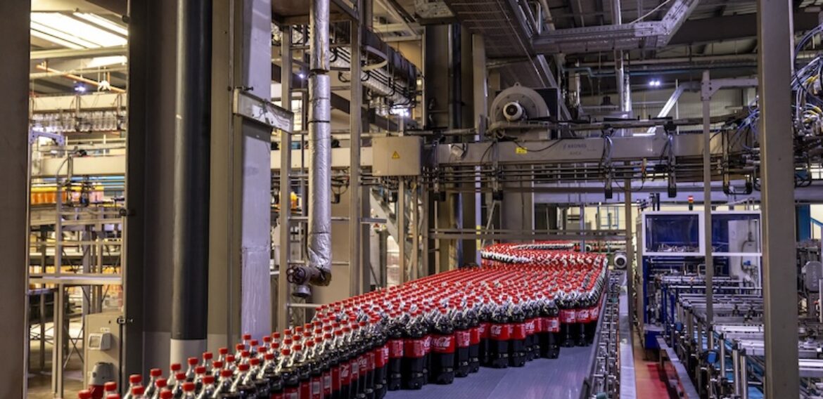 SISTEMUL COCA-COLA ÎN ROMÂNIA DEVINE PRIMUL PRODUCĂTOR LOCAL DE BĂUTURI CU O UNITATE PROPRIE DE FABRICARE A PET-ULUI RECICLAT
