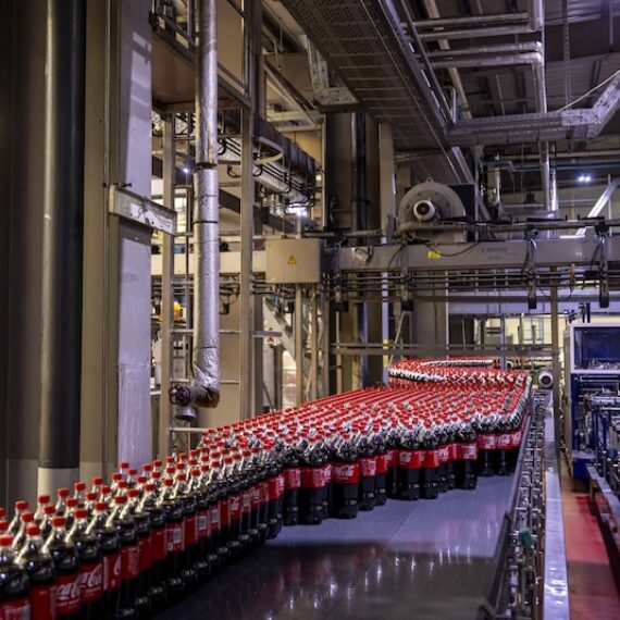 SISTEMUL COCA-COLA ÎN ROMÂNIA DEVINE PRIMUL PRODUCĂTOR LOCAL DE BĂUTURI CU O UNITATE PROPRIE DE FABRICARE A PET-ULUI RECICLAT