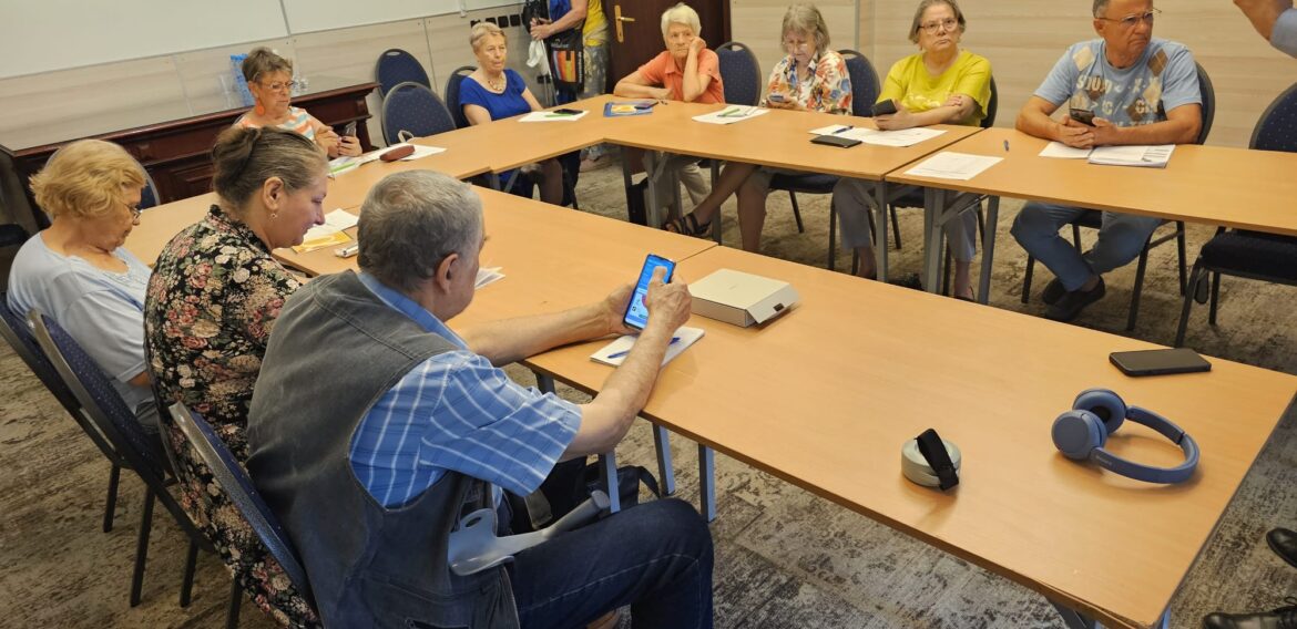 Peste 500 de vârstnici din România au participat la ateliere de dobândire a abilităților digitale