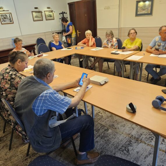 Peste 500 de vârstnici din România au participat la ateliere de dobândire a abilităților digitale