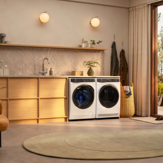 Studiu Electrolux: Ciclurile de spălare scurte și temperaturile scăzute sunt esențiale pentru reducerea amprentei ecologice a hainelor